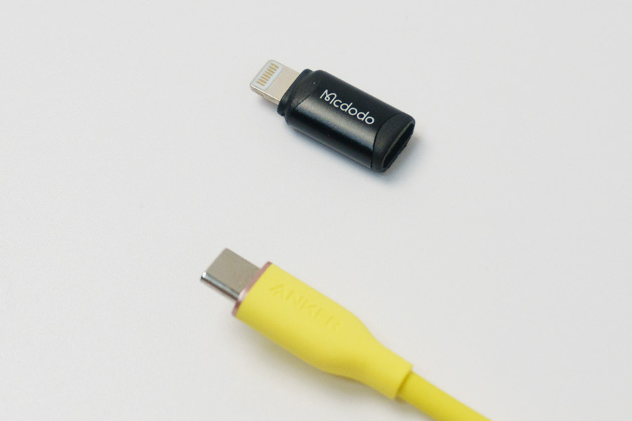 Mcdodo USB-C to ライトニング 変換アダプタとUSB-Cケーブルを並べる