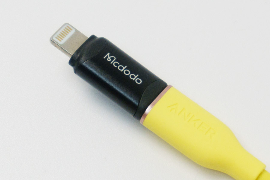 Mcdodo USB-C to ライトニング 変換アダプタとUSB-Cケーブルを装着