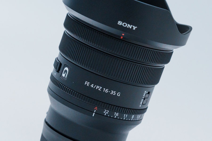「FE PZ 16-35mm F4 G」はマットなブラックの外装で、高級感のあるデザインが印象的なレンズです。