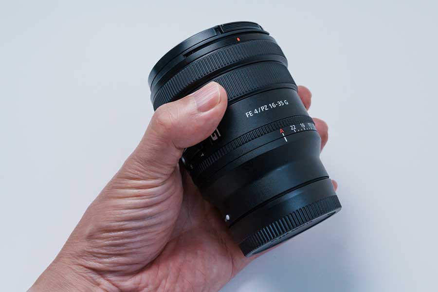 「FE PZ 16-35mm F4 G」を手に持ってみるとこんな感じ。レンズのコンパクトさが伝わると思います。