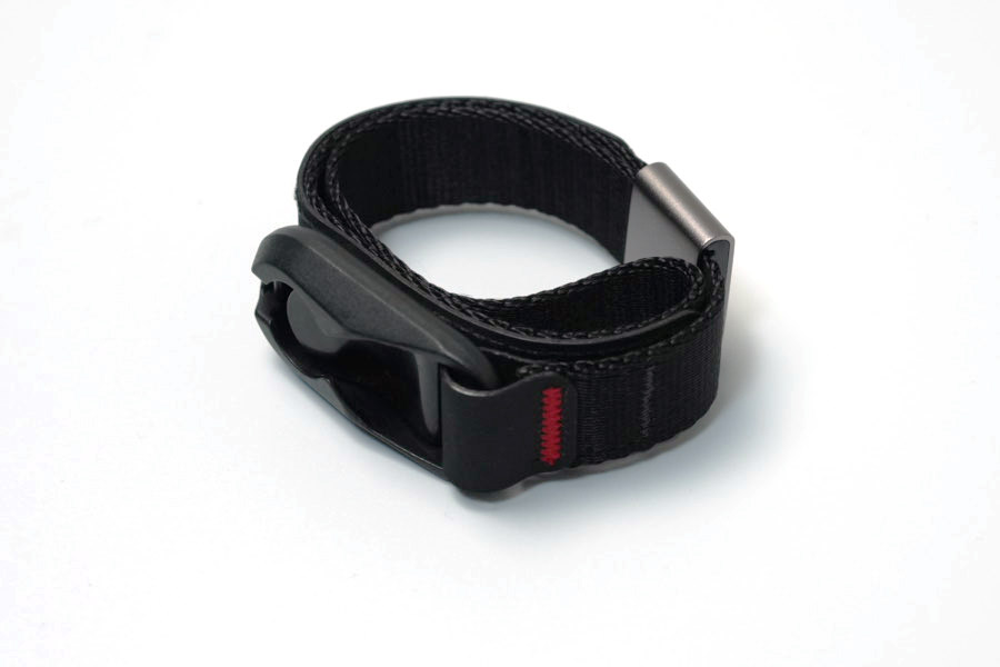 「Cuff」をカメラから外したあと、手首にブレスレットのように巻き付けておくこともできます。