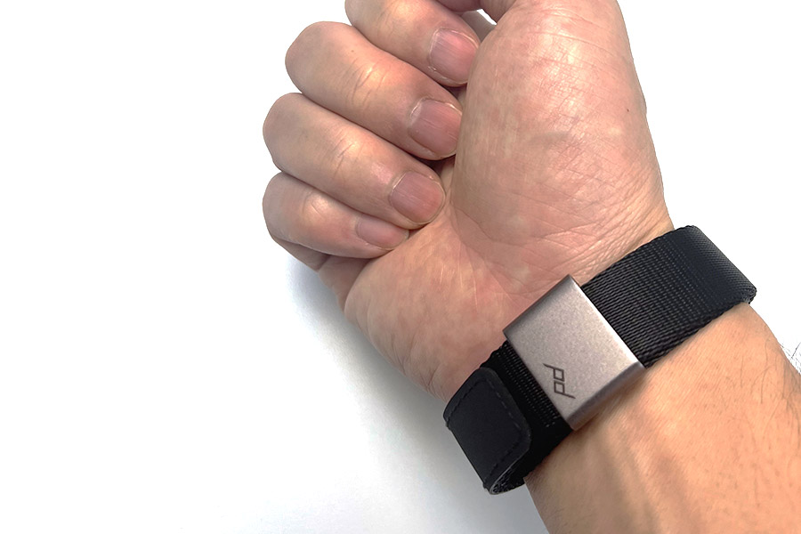 「Cuff」をカメラから外したあと、手首にブレスレットのように巻き付けておくこともできます。