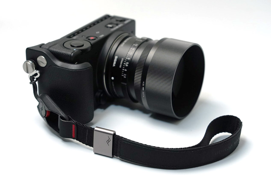 ミニマルな「sigma fp」のデザインにも、「Cuff」はよく馴染んでくれます。