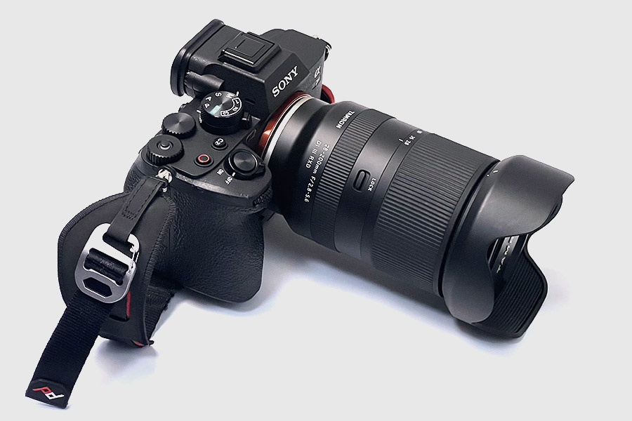 私がメインで使用している「SONY α7 IV」には、ハンドストラップタイプの「Peak Design CLUTCH(クラッチ)」を装着しています。
