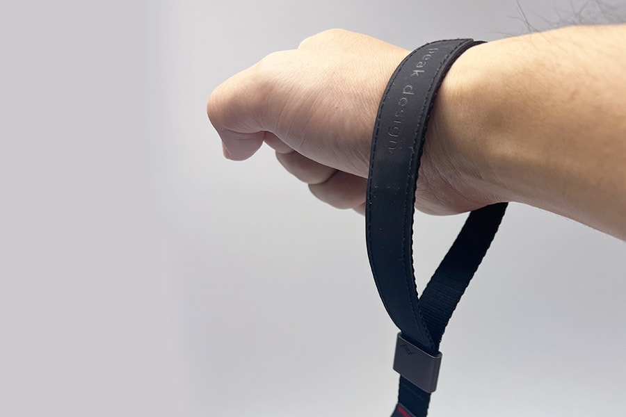「Cuff」は重さがかかるとストラップが自動で締まる仕様