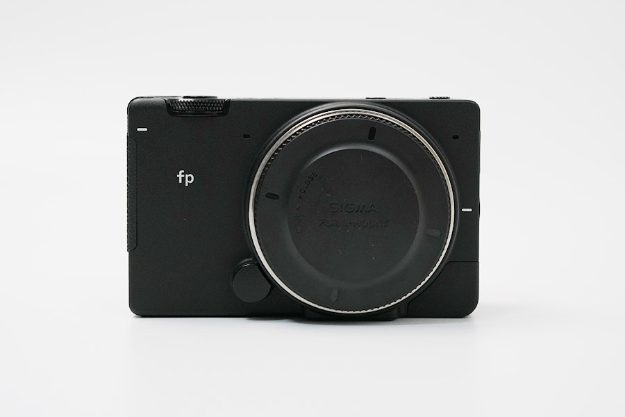 SIGMA fpの正面