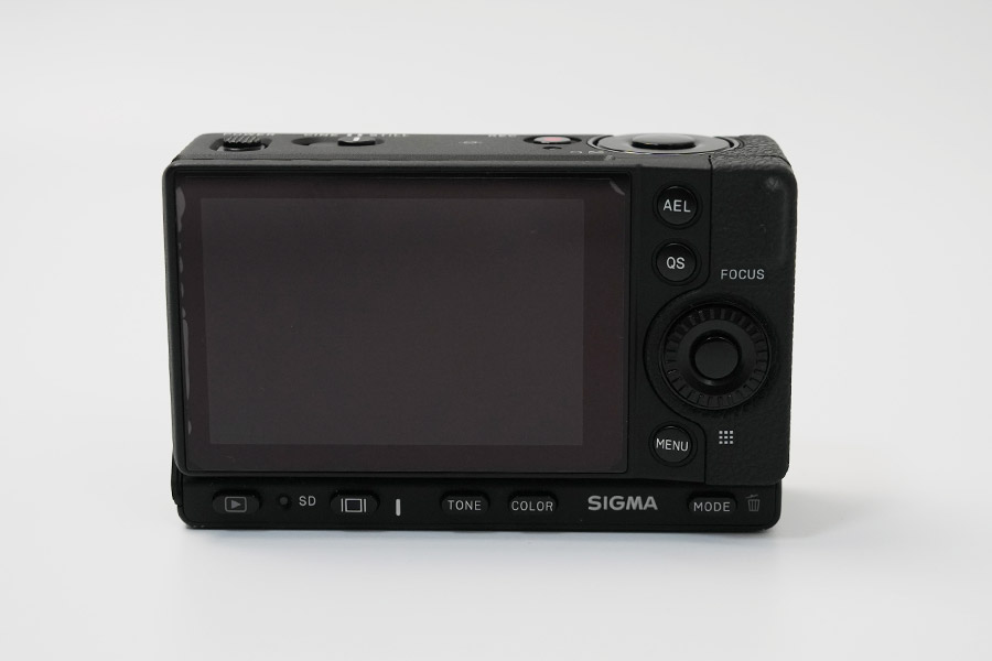 SIGMA fpの背面
