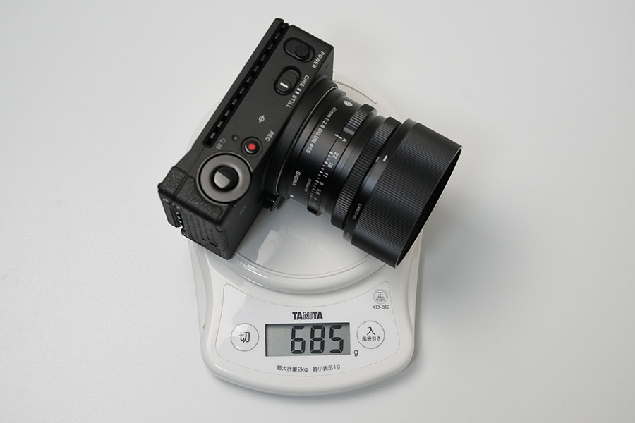 SIGMA fpのキットレンズの重量は685g