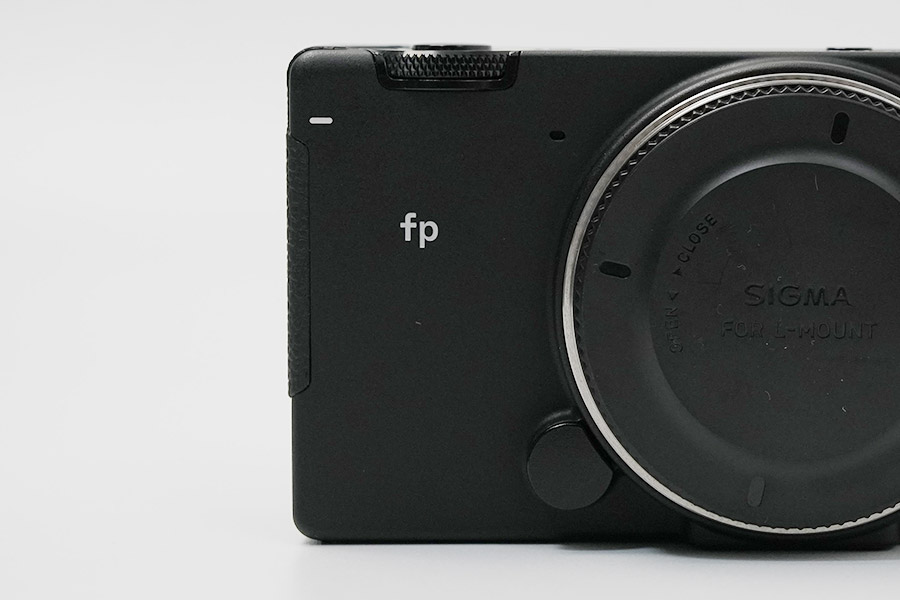 SIGMA fpの前面にはグリップがない