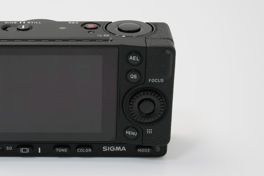 SIGMA fpの背面には少しの引っ掛かり