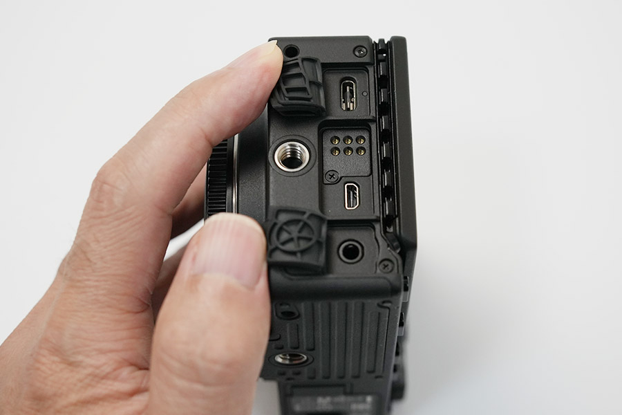 SIGMA fpの側面/反対側