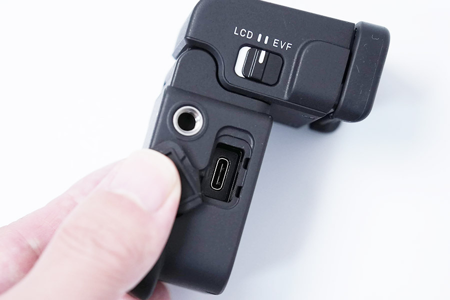 EVF-11を装着している状態だとUSB-Cケーブルでの充電、PCへのデータ取り込みができない