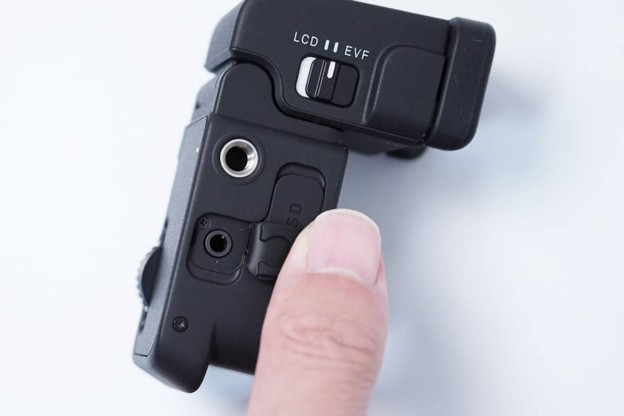 EVF-11の外観デザイン：側面（外側）φ3.5mmステレオミニジャック
