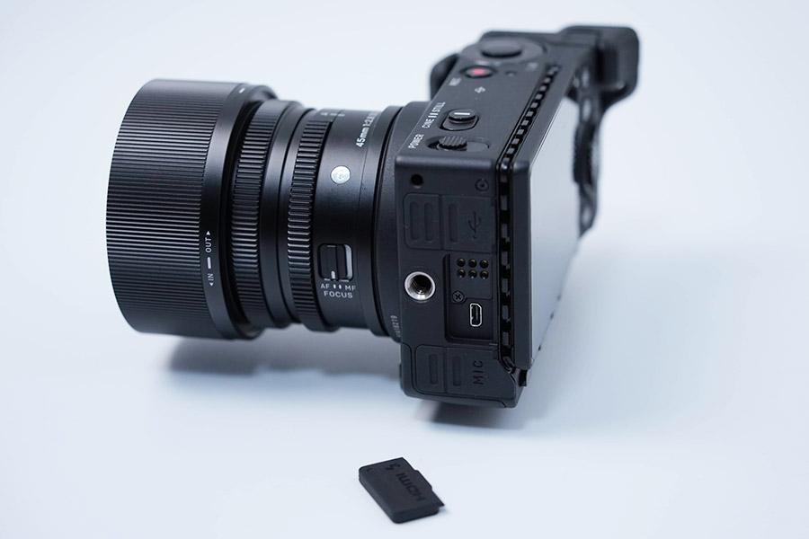 SIGMA fp本体にあるHDMI端子のカバーを外します。