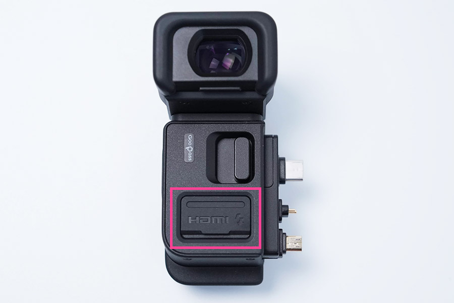 HDMI端子のカバーは、EVF-11に取り付けることができます。
