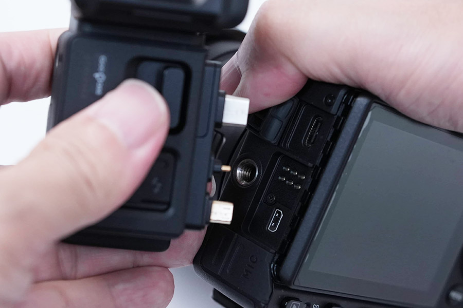 SIGMA fpのUSB-Cカバーを開きながら、EVF-11の端子部分をfp本体に合わせます。