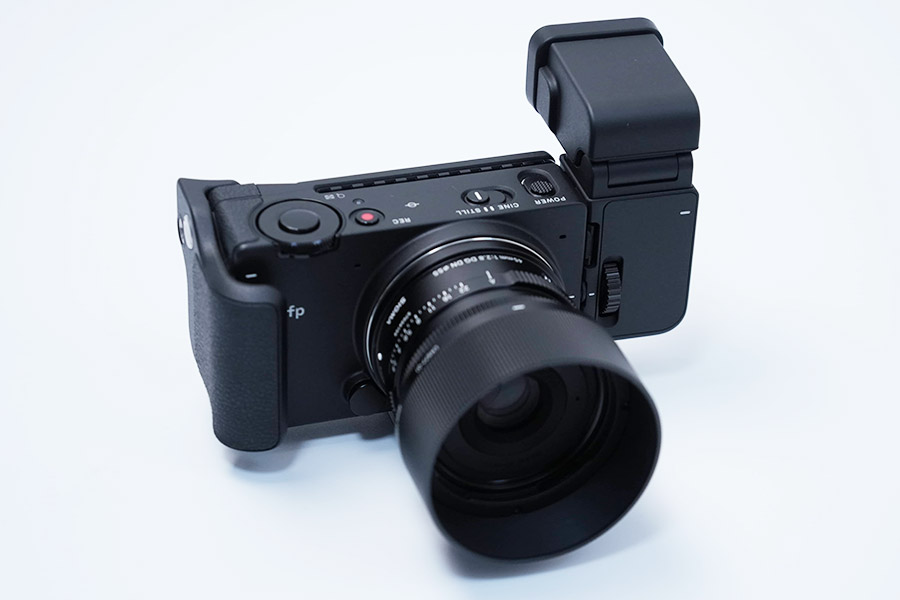 EVF-11を装着するとSIGMA fpのコンパクトさが失われる