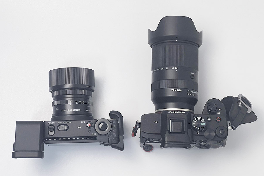 SONY α7IVとEVF-11を装着したSIGMA fpを比較／上から