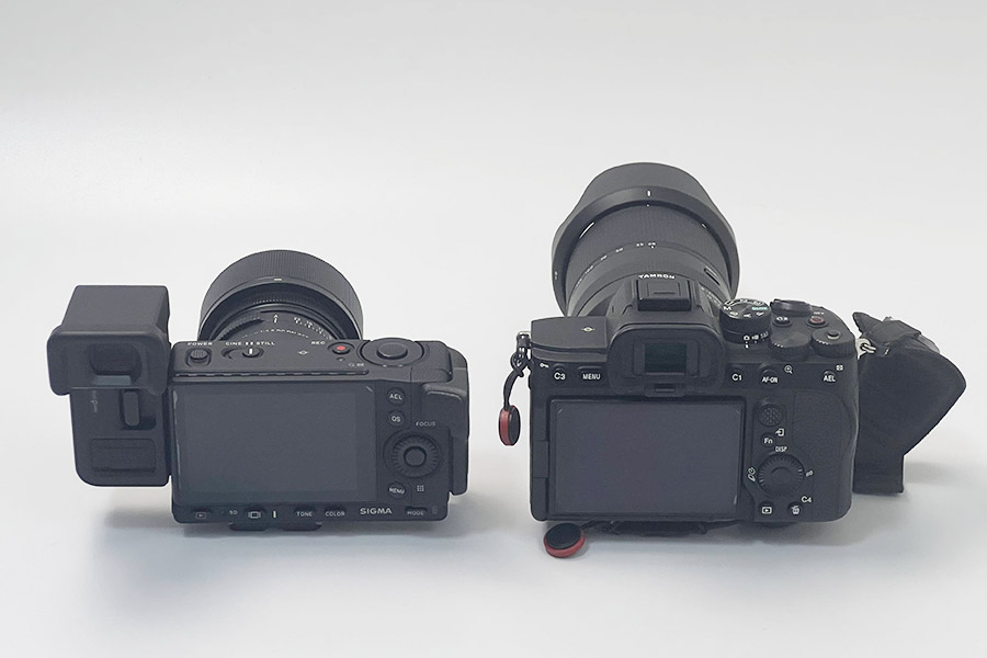 SONY α7IVとEVF-11を装着したSIGMA fpを比較／後ろから