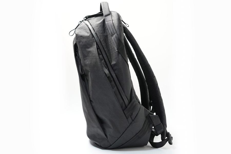 右側には、ペットボトルや水筒を収納できるポケット