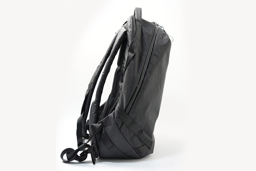 リュック左側には、収納ポケットなどは設けられていません。