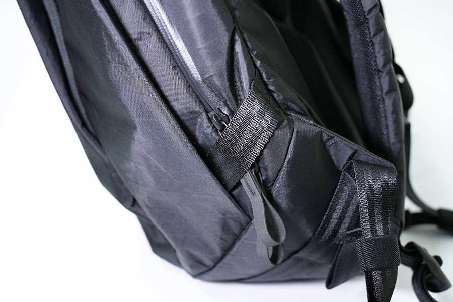 リュックの左右には、メインジップをまとめられるバンドが付いています。