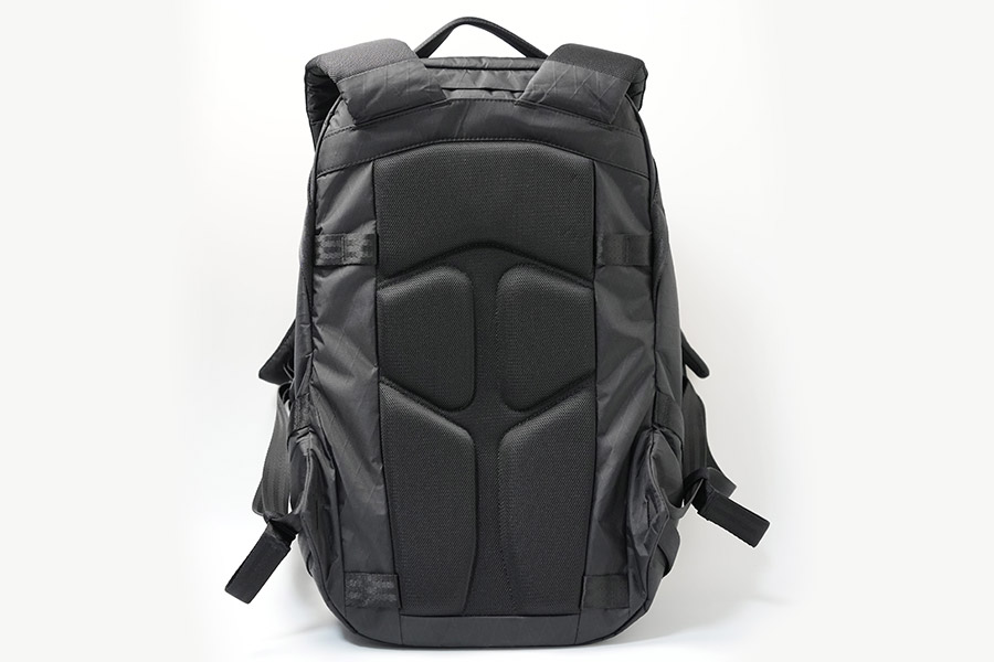 背面は厚めのクッションで、しっかりとした背負い心地