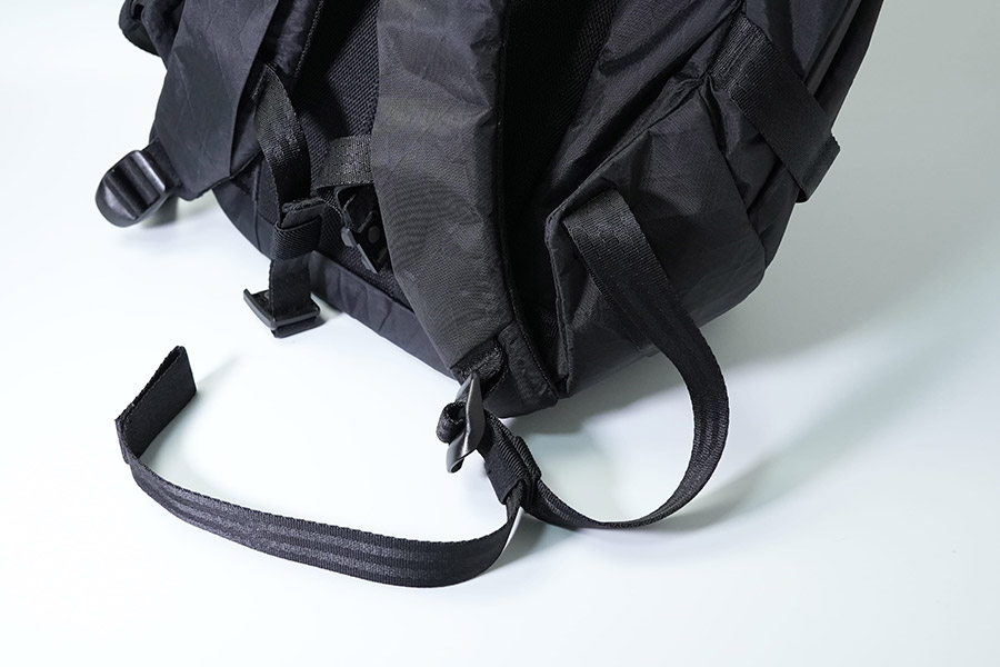 両側の長さ調整ストラップには固定用のバンド