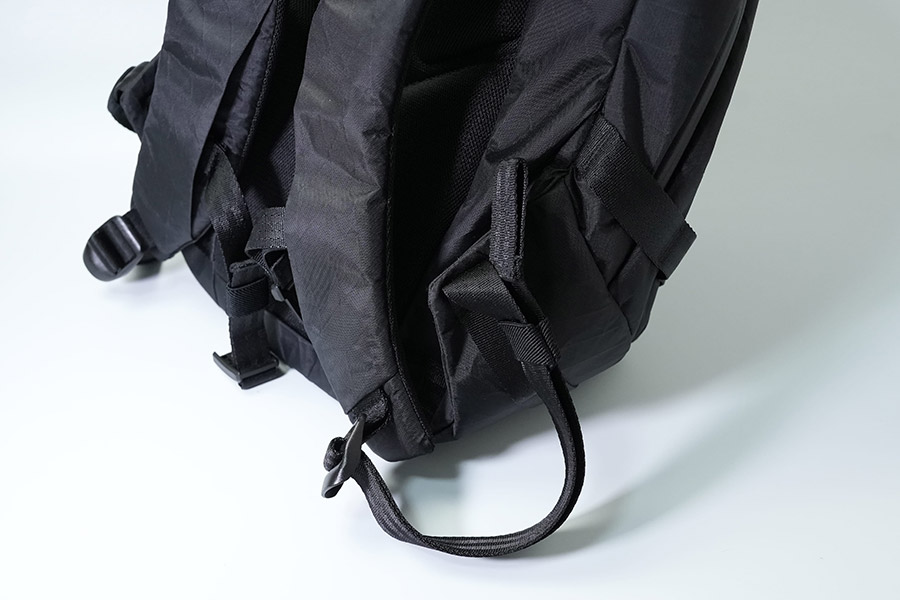 両側の長さ調整ストラップには固定用のバンド