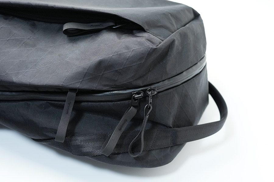 メイン収納部分は止水ジップ