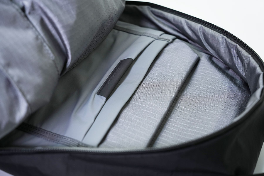 内部の収納部分はすべて明るいグレー系で統一