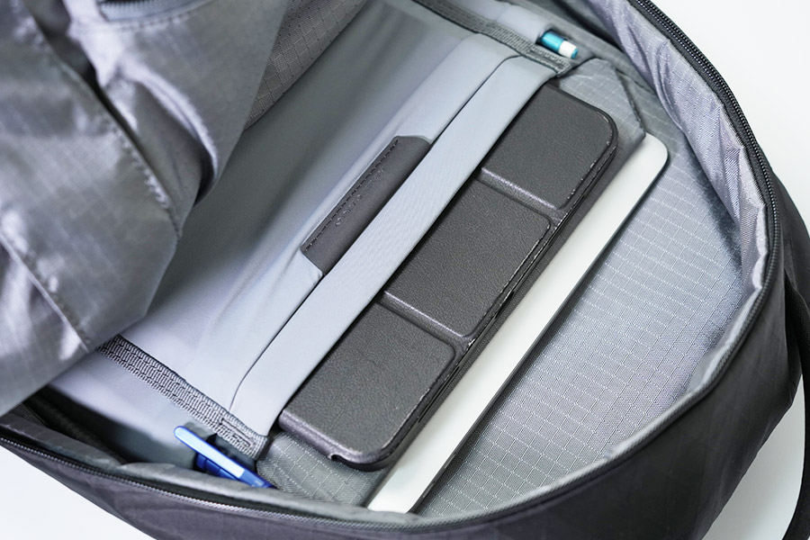 背面側には、PC収納・タブレット収納・伸縮する収納、ペン収納