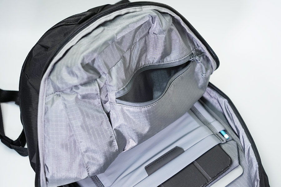 前面側にはジップ付きの小物入れ