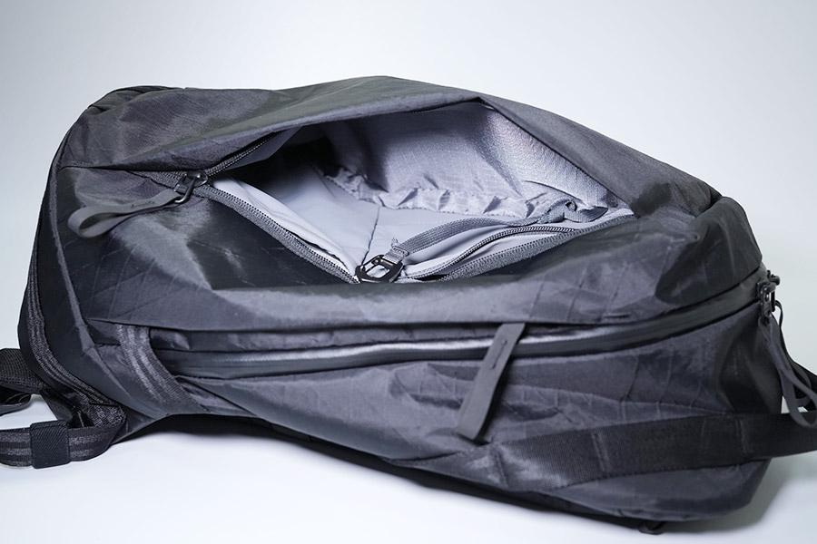 前面の収納部分は大きく開いて使いやすく、ジッパー付き・ジッパーなしの小分けポケットとキーを掛けられるカラビナも付いています。