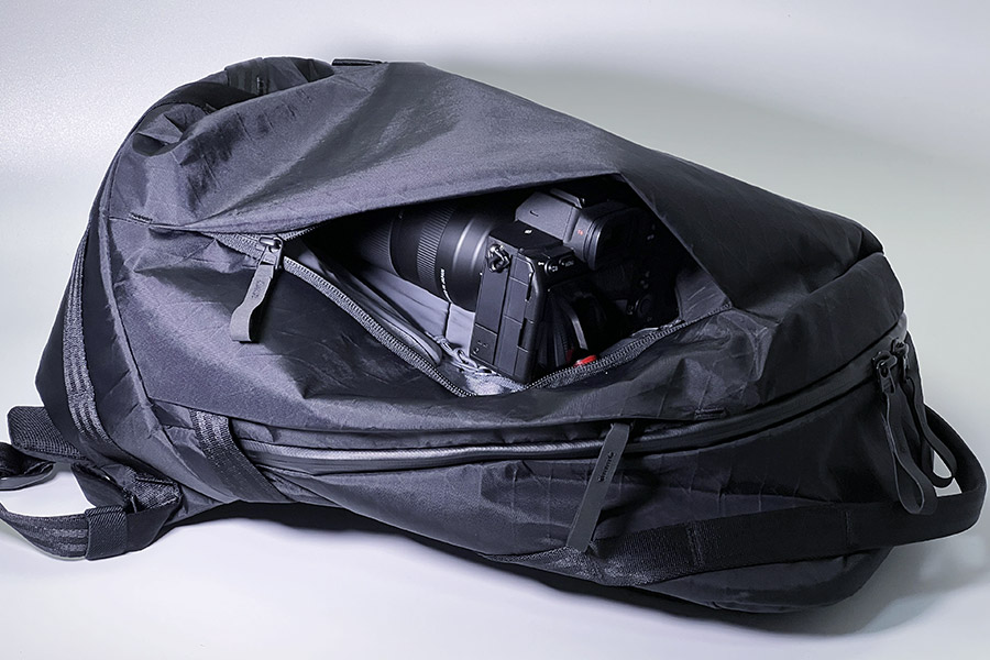 SONY α7IVにTAMRON 28-200mm F/2.8-5.6を装着した状態では、ジッパーはなんとか閉まるものの、実用的とは言えません。