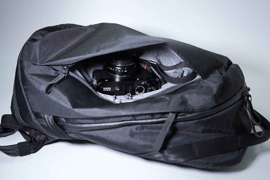 FUJIFILM X-E5やコンデジなど、コンパクトなカメラであればスムーズに収納できて、さっと取り出せて便利です。