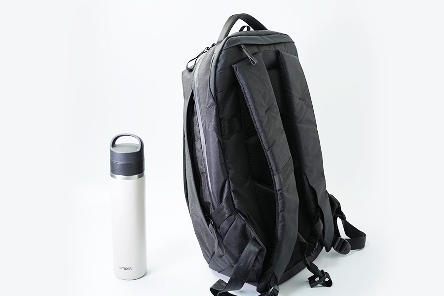 右側のボトルなどが入る収納