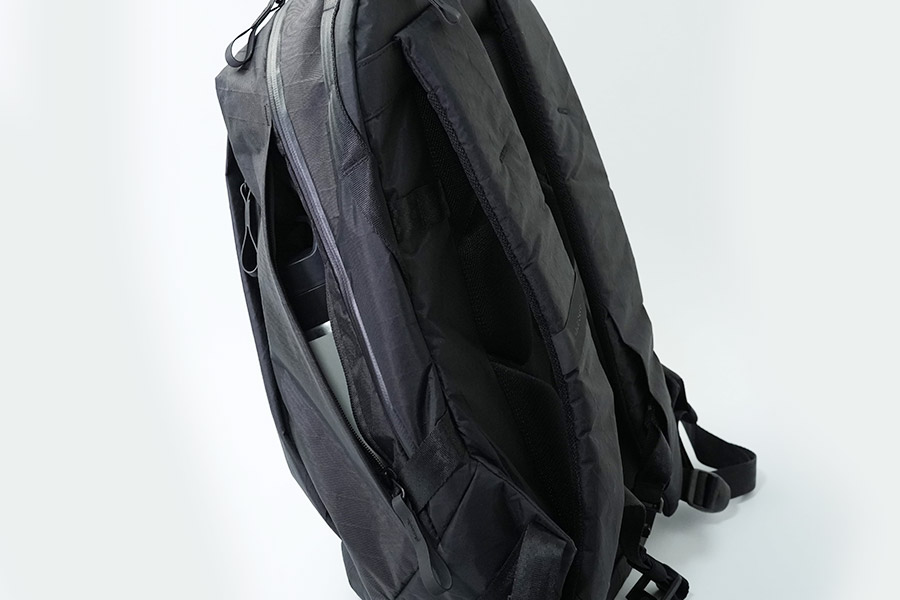 右側のボトルなどが入る収納