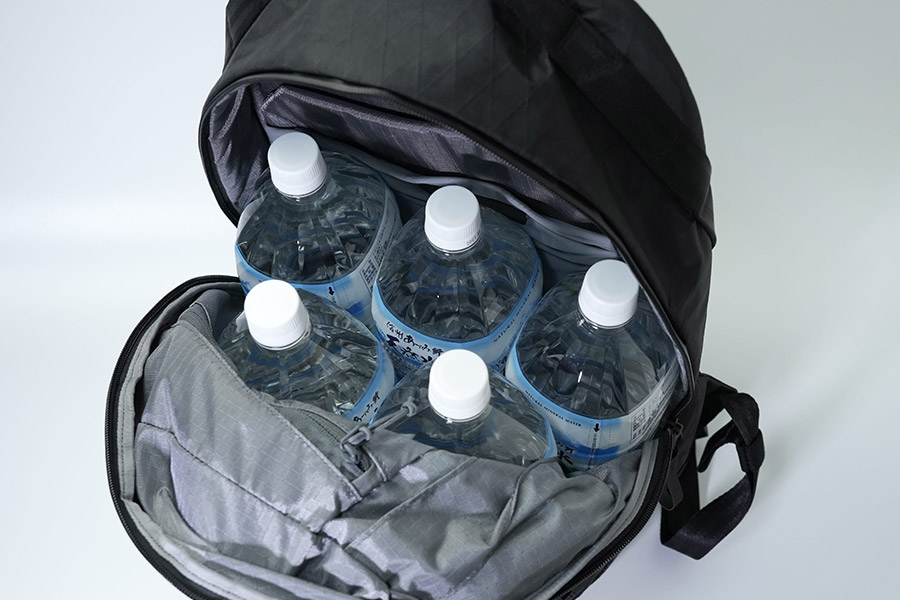 メインの収納にどれくらい入るのかを検証。2Lのペットボトルがなんとか5本入りました。