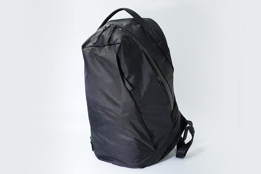 メインの収納にどれくらい入るのかを検証。2Lのペットボトルがなんとか5本入りました。