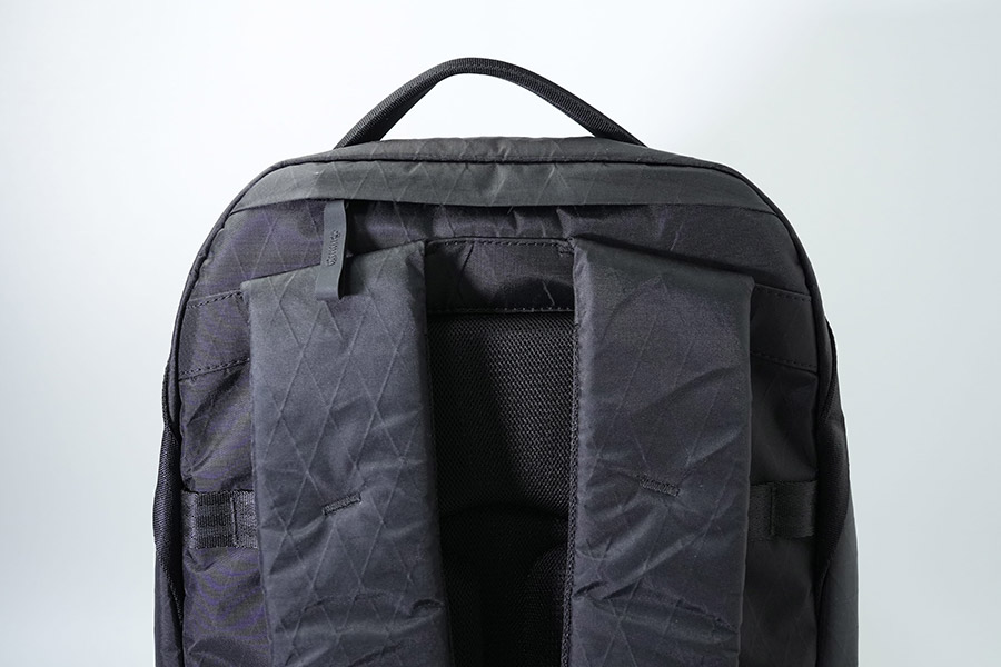 上部の収納はパスポートなどに最適