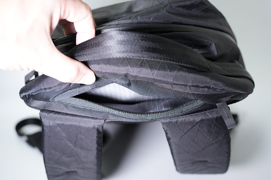 上部の収納はパスポートなどに最適