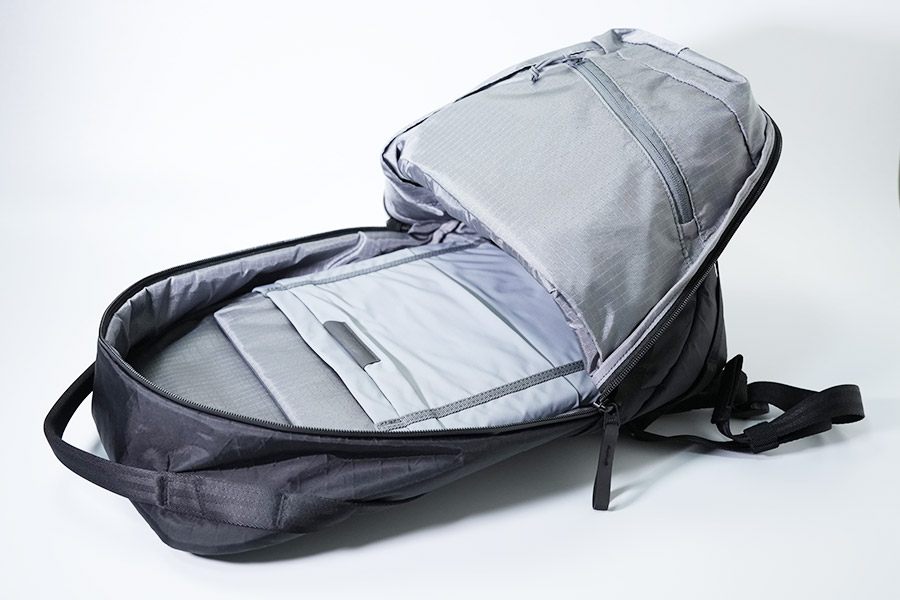 メイン収納の奥の荷物は取りにくい