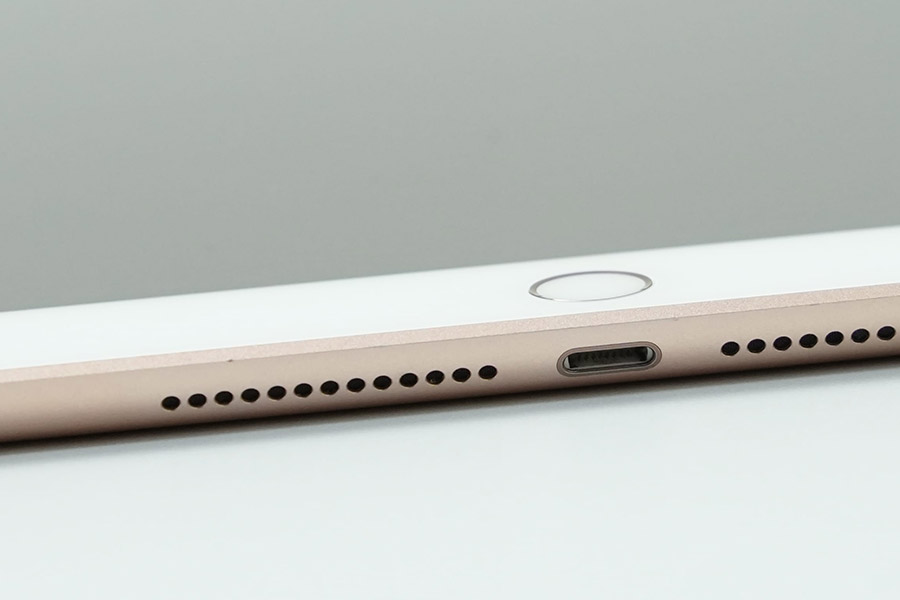 Lightning端子周辺の角に少し小キズがあるくらい