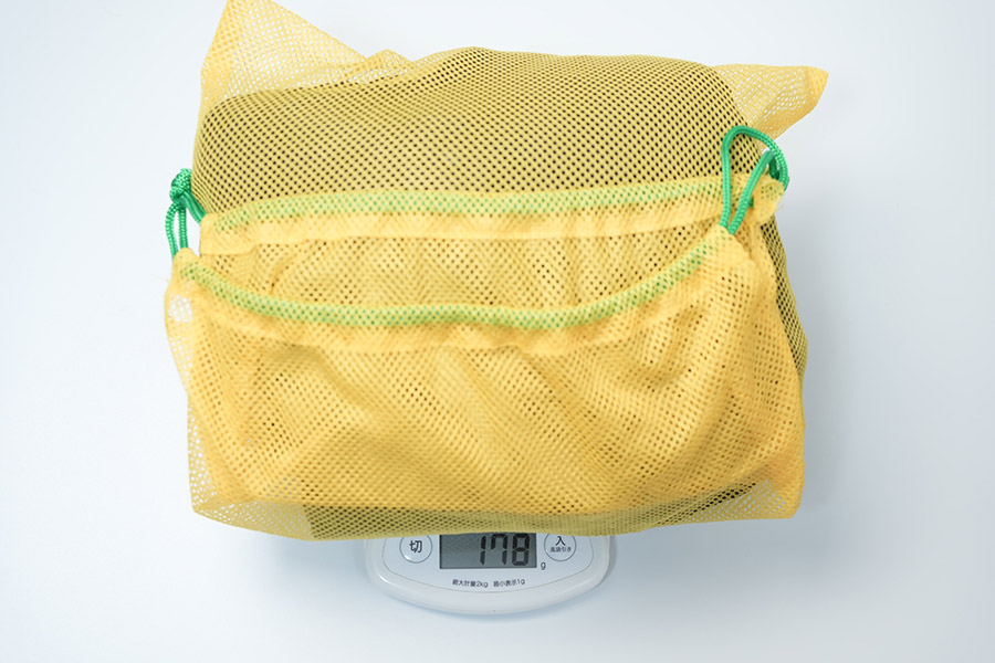 スペリオダウンのLサイズを実際に量ってみたところ、重さは178g。