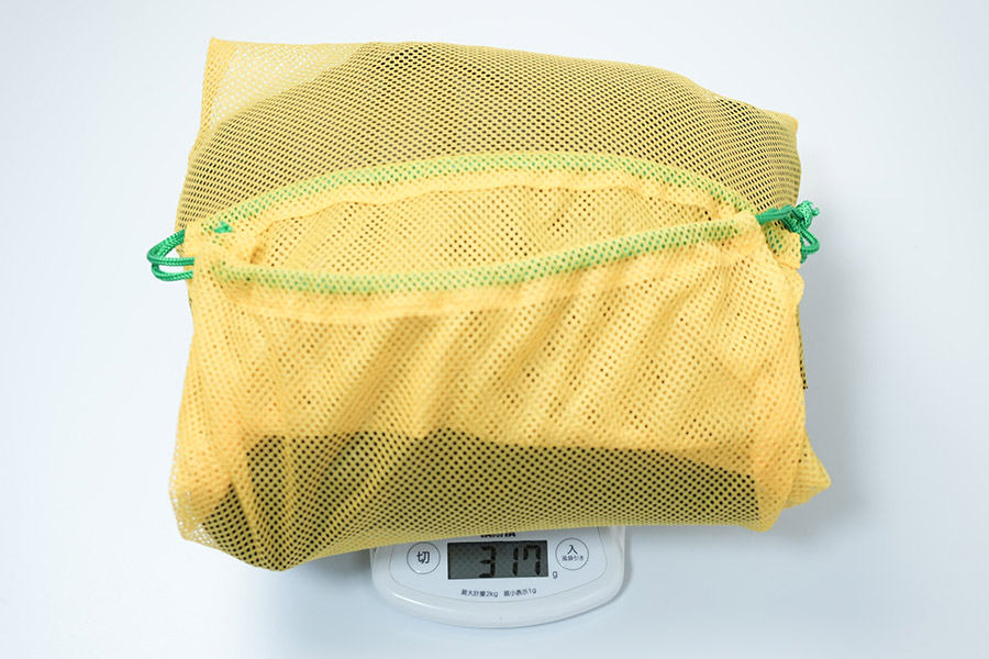 ユーティリティジャケット のLサイズを実際に量ってみると、重さは317g