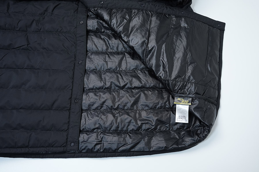 スペリオダウンの内側は、やや光沢感のある生地。内側にポケットなどはない。