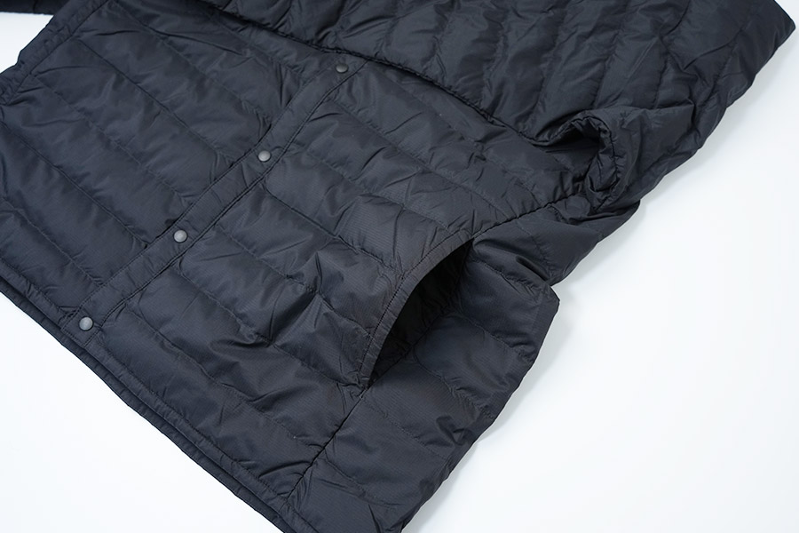 左右にポケットが配置されていますが、ファスナーは付いていません。