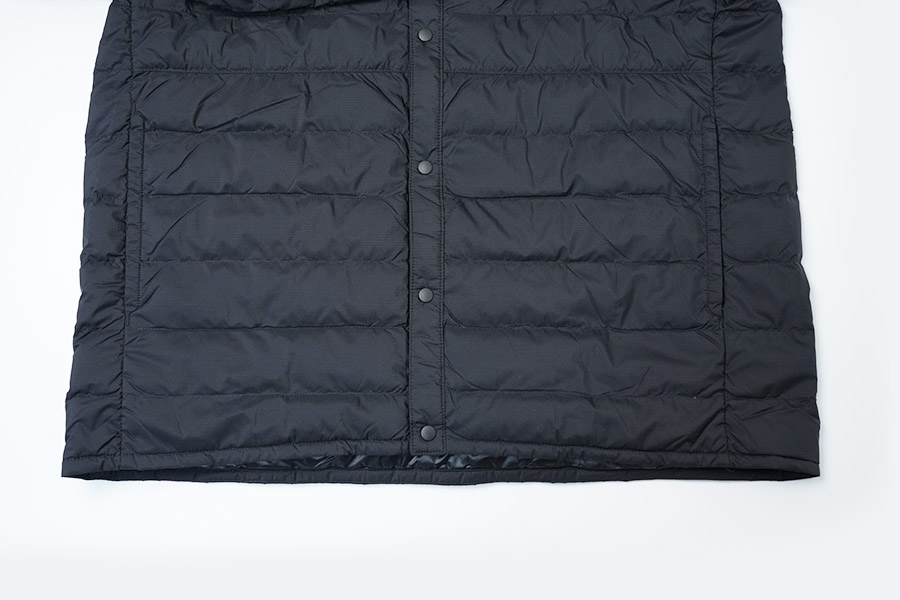 裾部分にはゴムで絞れる機能はなく、胴幅そのままのストレートなシルエット