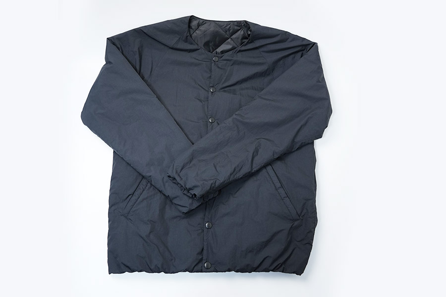 ユーティリティジャケットはロゴがないシンプルなデザイン